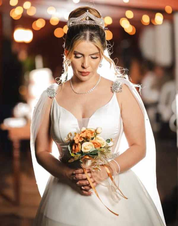 Noiva segurando o buquê antes da cerimônia de casamento em Cipó, Bahia