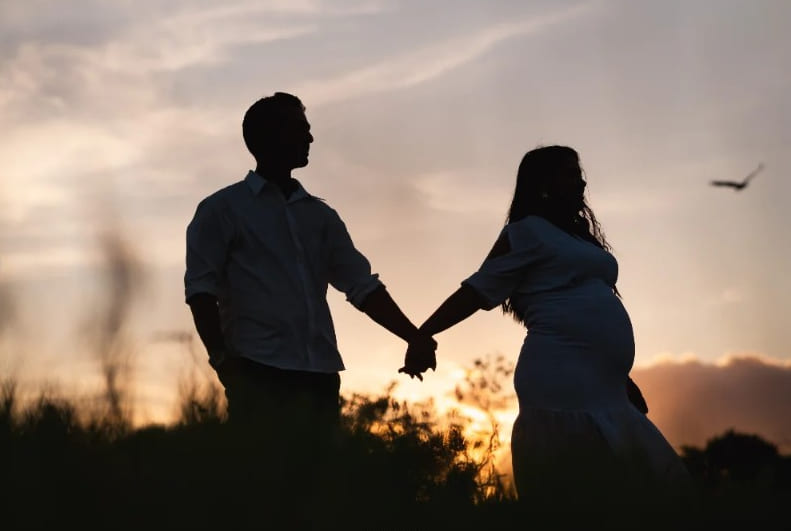 Ensaio de casal ao pôr do sol em campo aberto no interior da Bahia